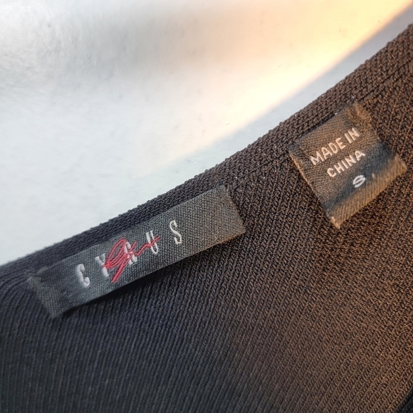 CYRUS Knits top. Black 3/4 length sleeve. Small - Picture 6 of 9